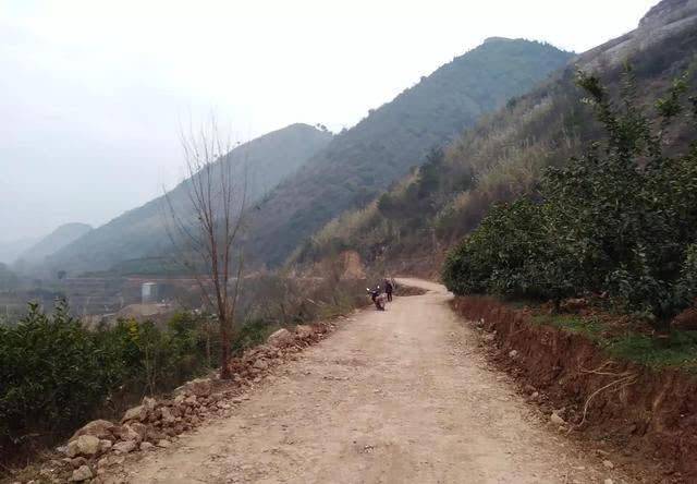 远眺暮色里前途未定的南郑区尖山沟旅游风景区