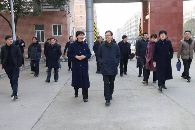 邓州市委书记金浩到二高中调研餐厅管理和食品安全工作