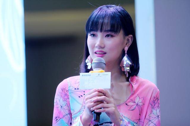 黄龄穿短裙大秀细美长腿,网友直呼:最性感的猫系女王