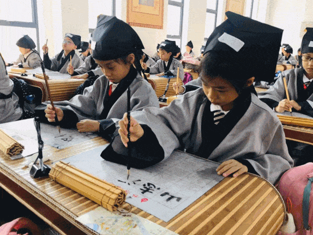 可爱富有朝气的国学小书童