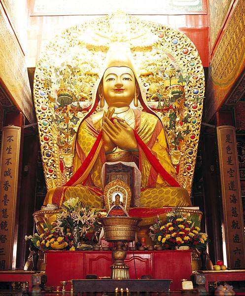 京城里听说了韩铜匠天价修佛像的事儿,都跑来雍和宫看热闹,韩铜匠