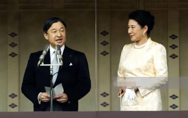 日本雅子皇后向民众拜年!穿金黄色高贵奢华,纪子妃表情不自在?