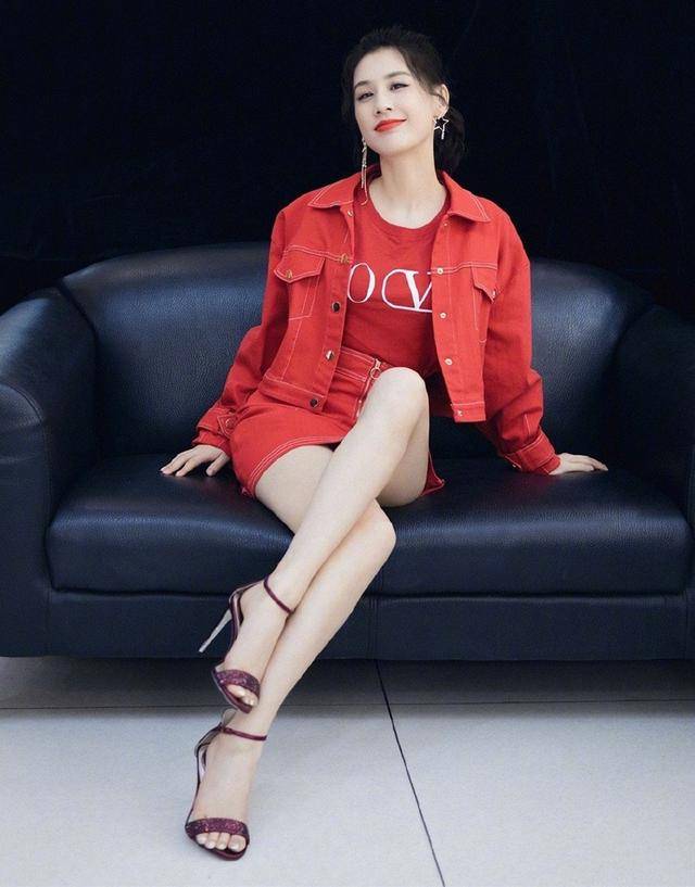 原创黄圣依独特坐姿火遍全网,穿短裙露出修长美腿,名媛气质挡不住