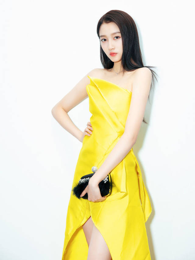 关晓彤金鸡奖连换3套礼服,穿深v蛋糕裙,胸口的薄纱亮了