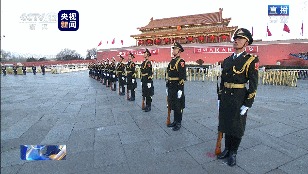 升旗仪式正式开始 军乐团奏乐 国旗护卫队齐步走!