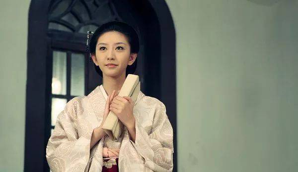 千代子是特务北条荣一名义上的独生女,也是赵欣梦幼时失散的孪生姐姐