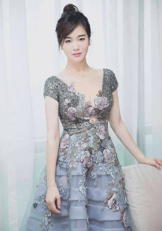 左小青一个美貌与气质并存的女人,嫁给大20岁的商人