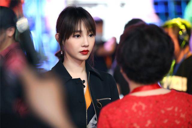 白百何携《亲爱的新年好》回归:把戏演好了,才是唯一的出路