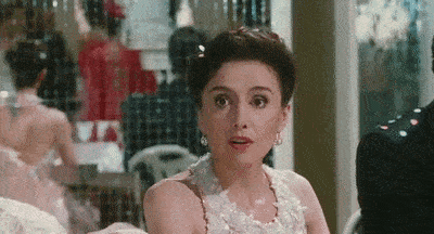 此时,两人早已心意相通,多拉钻进桌底与圭多接吻,并对他说