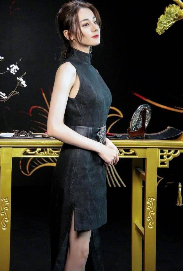 有种"人鱼胯"叫迪丽热巴,当穿旗袍侧身一刹那,男生谁能扛住?