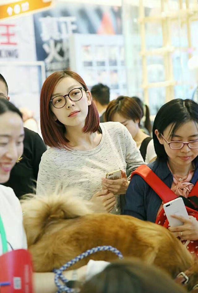 33岁张亚飞近照美了好多,当红时是长沙骄傲,现在逛街已无人识