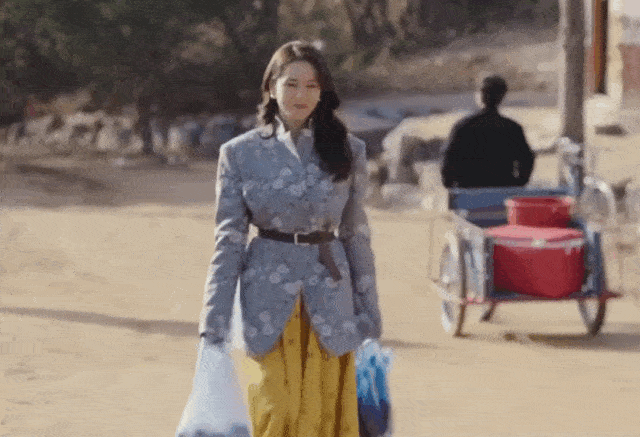 我觉得在这部剧中,尹世莉欧尼很擅长  利用腰带~借助腰带提升腰线,从