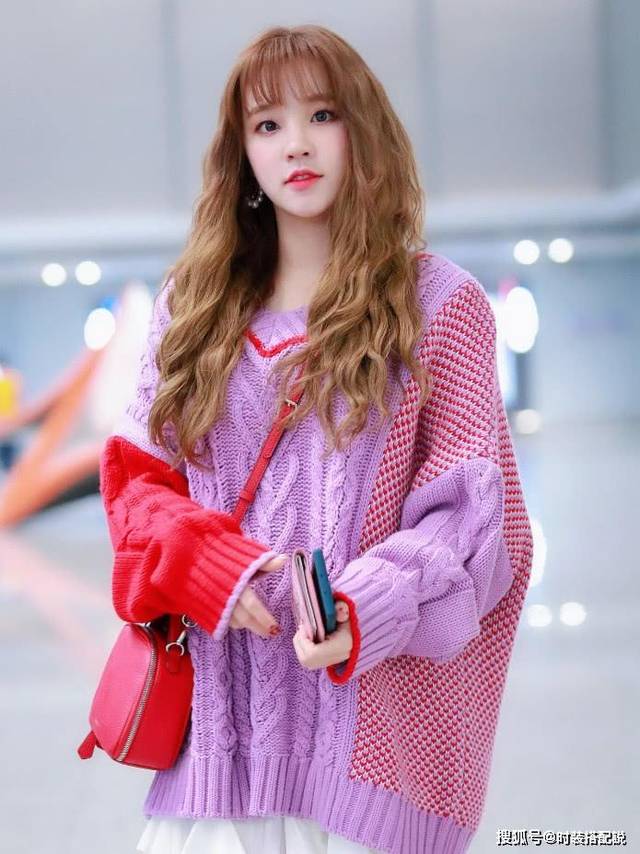 美女宋雨琦机场街拍穿皱皱裙不搭安全裤秀美腿太撩人
