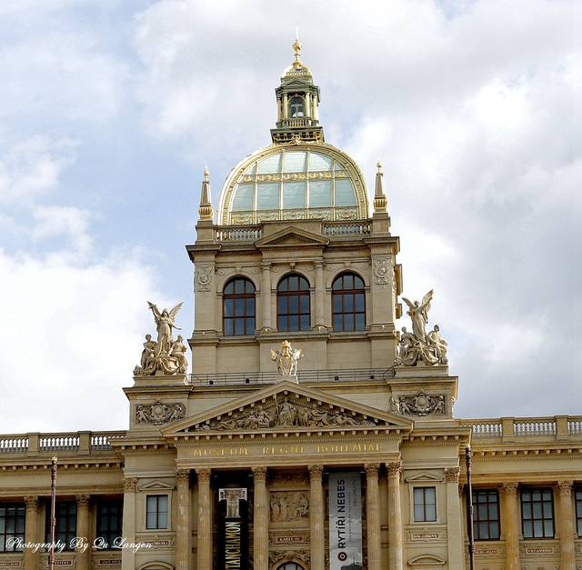 博物馆位于瓦茨拉夫广场顶端,由捷克著名新文艺复兴建筑师 josef