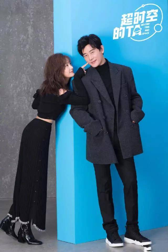 罗晋李一桐撒糖!穿情侣装互动超甜蜜,罗晋搂着李一桐拍照惹争议