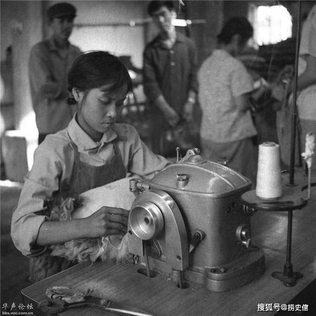1980年代父亲在伊犁皮革厂当工人时的老照片,那时工人是工厂主人