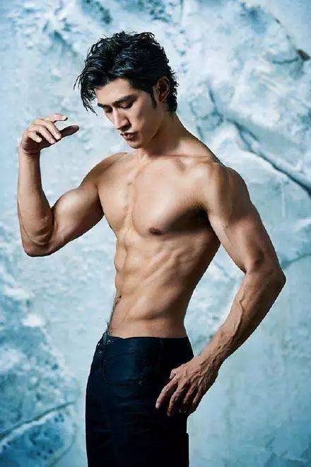 他有彭于晏的肌肉 王力宏的颜值,这公狗腰没谁了!