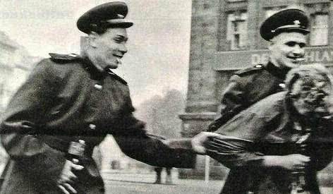 1945年苏军"战斗英雄"正在侵害少女, 被我军当场击毙