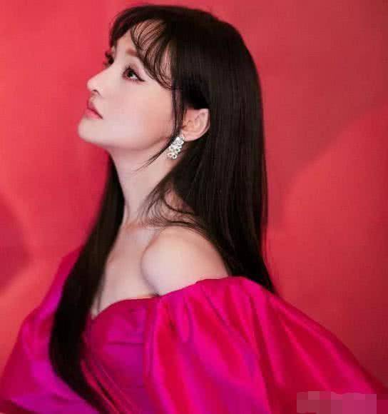 郑爽穿10cm高跟鞋加超短裙拍大片,自创"仙女蹲"美极了