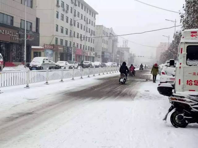 榆社终于下雪了,雪比较大,据天气预报介绍,接下来还会有6场雪.