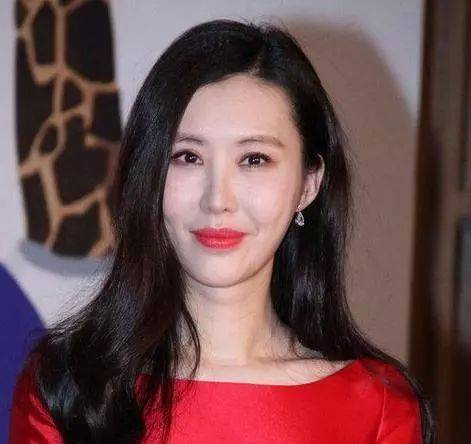 田朴珺近照,素颜出镜面露疲惫,与王石相差30岁的爱情幸福如初