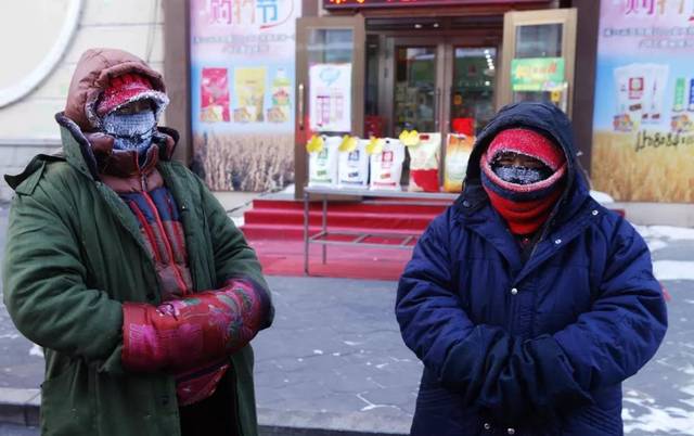 要知道,这才是东北人在户外穿着的正确打开方式: 厚围巾 厚棉袄 厚秋