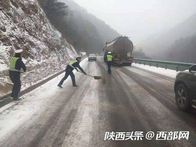 212省道秦岭段,244国道太白段迎降雪 宝鸡交管部门全力疏导确保交通