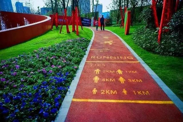 重庆万州区天子湖公园,儿童游玩区铺设了彩色的塑胶步道,让儿童游玩