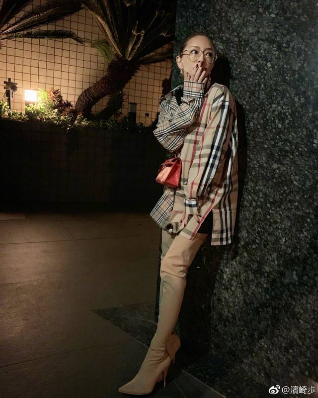 原创42岁的滨崎步未婚神秘生子,穿搭凸显火辣身材