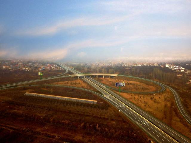 是一条连接鲁豫皖赣四省的南北向省际高速通道,其中安徽段585公里,是