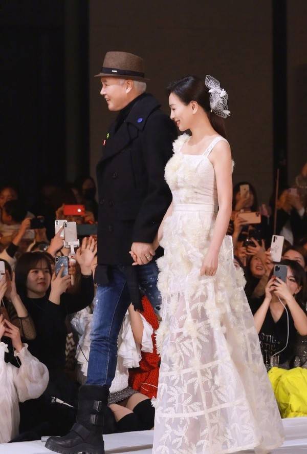 扎双马尾戴头绳活泼如少女,看看张庭就知道了