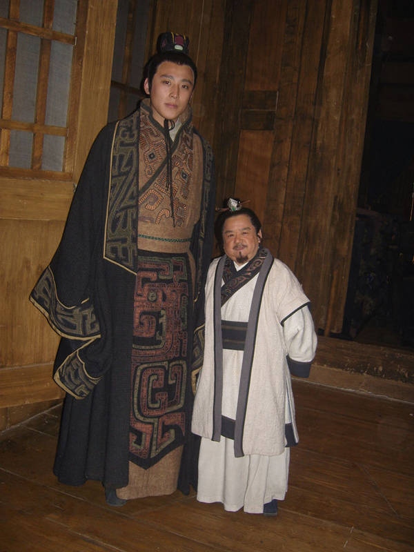 亚洲第一矮星,武大郎扮演者,身高1米28,4任娇妻个个貌