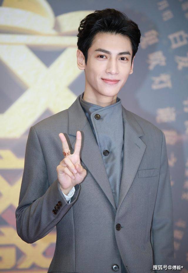 原创阅文盛典男星生图:肖战撞脸胡歌胡渣初现,罗云熙顶卧蚕疲态尽显