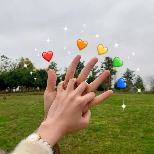 或是像这种用手势比出来,过后再p上图案来使照片变得更完整.