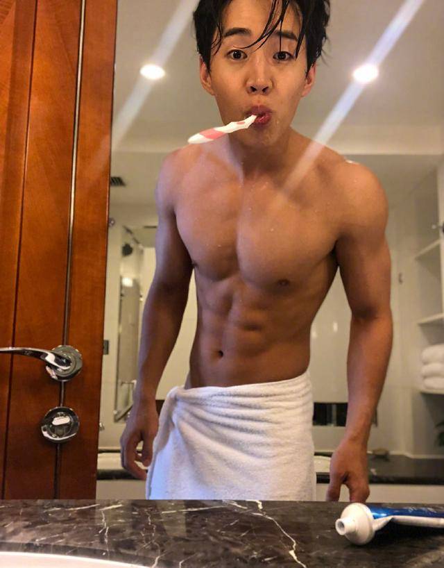 刘宪华半夜晒照大秀身材和肌肉,太man了,网友让他赶紧