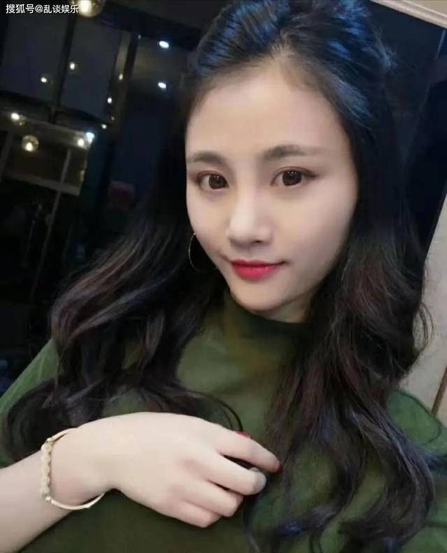 虽然已经三十多岁了,还是会臭美的拍一下自拍照