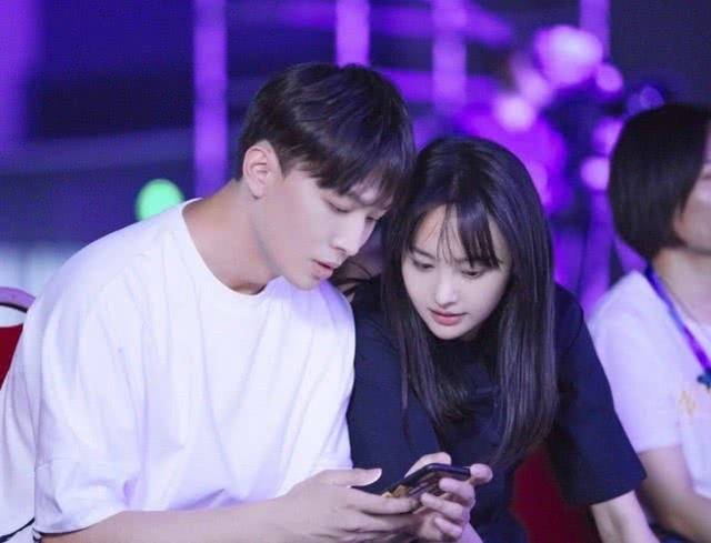 郑爽现身法院起诉前男友张恒 两人同开公司 分