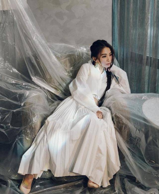 36岁田馥甄一点不见老,穿咖色衬衫裙高级大气,长发披肩太女神_手机