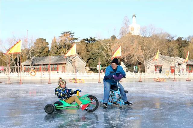 资料图 图源:北京西城 冰场被划分为四个区域,即冰上自行车及冰车