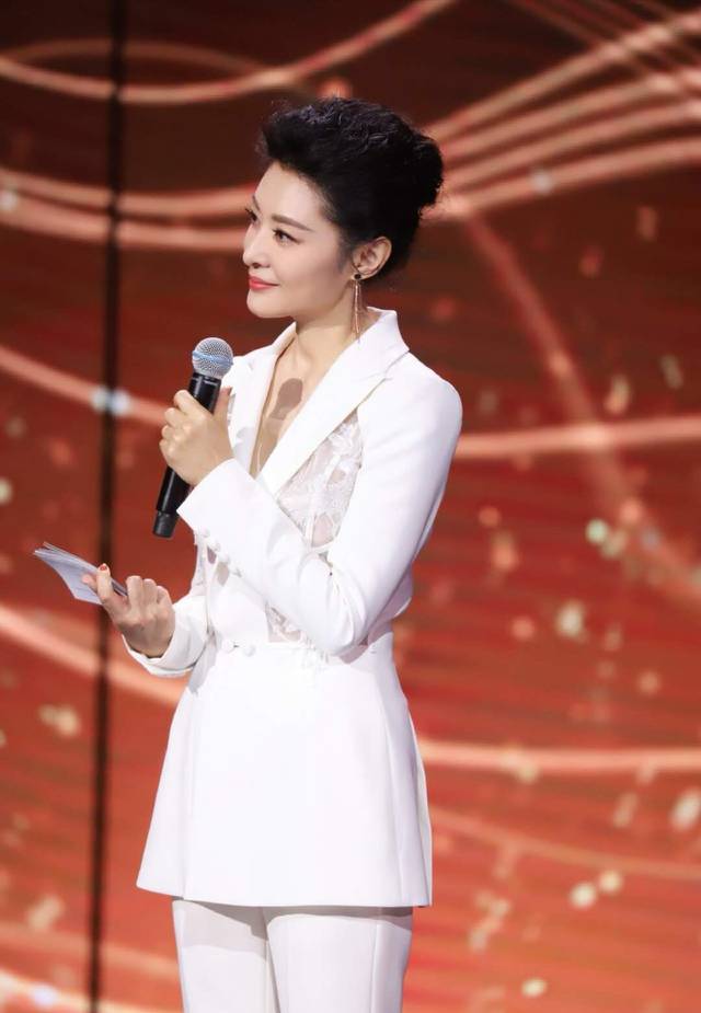 52岁周涛当春晚导演,素颜熬夜成大妈,出走央视后归来成王者