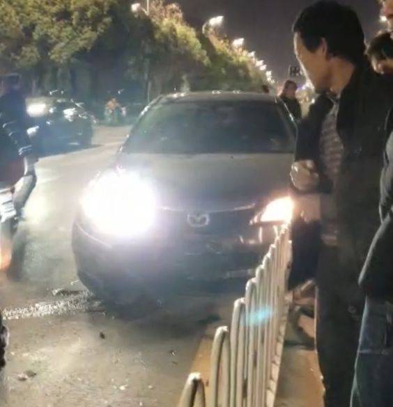 安庆又突发车祸!一小轿车撞上电动车,电动车主被撞飞至几米远