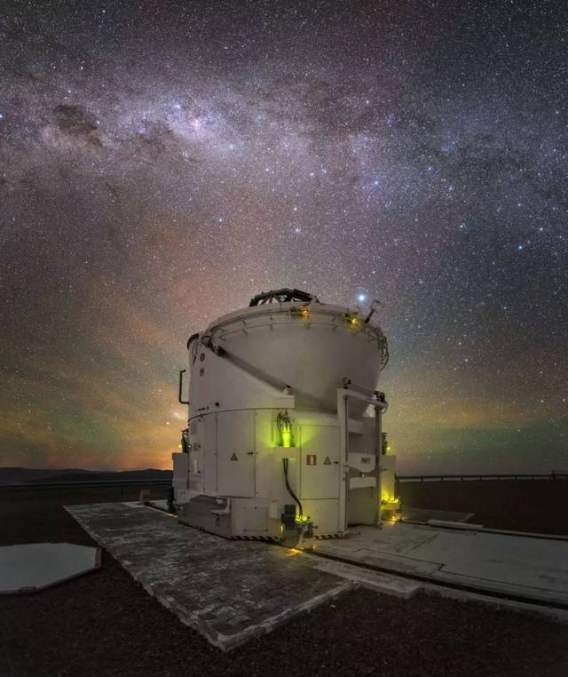 封面图片:欧南台智利阿塔卡马沙漠上空 credit: eso/y.