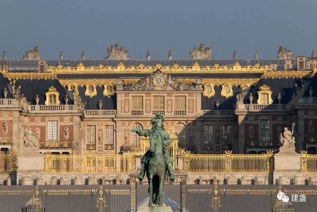 年在位)沿塞纳河畔主持建造了衔接卢浮宫和杜伊勒里宫的大长廊(又称"