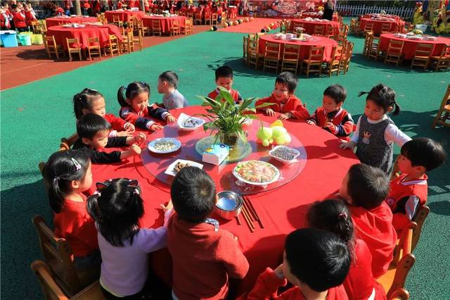 在幼儿园里吃年夜饭,这究竟是一种什么样的感受!