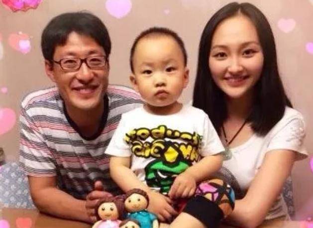 于震带老婆孩子外出就餐,离开时酩酊大醉,小13岁娇妻一人顾全家