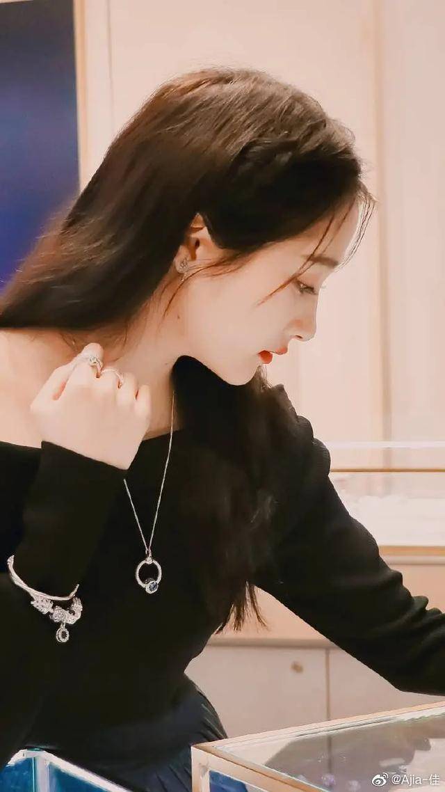 孟美岐侧脸线条好绝,骨相五官不输关晓彤,大腿比别人白好几个度