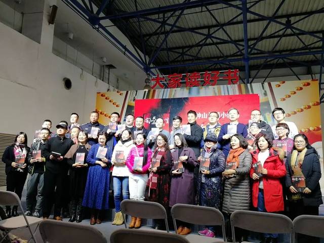 读者现场提问 作家和参会嘉宾们与读者合影  石钟山首部缉毒题材长篇