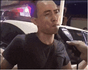 搞笑gif大兄弟你实话实说你是不是想换老婆了