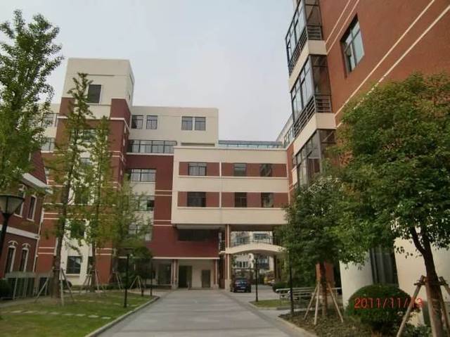 上海民办南模中学前身是上海市南洋模范中学境外部.
