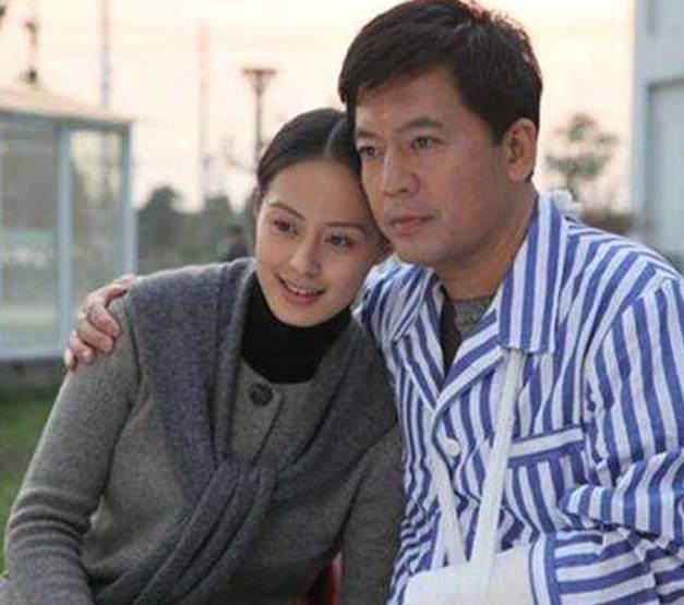 57岁何政军隐藏27年的妻子,不仅年轻貌美,还是大家的圈内老熟人